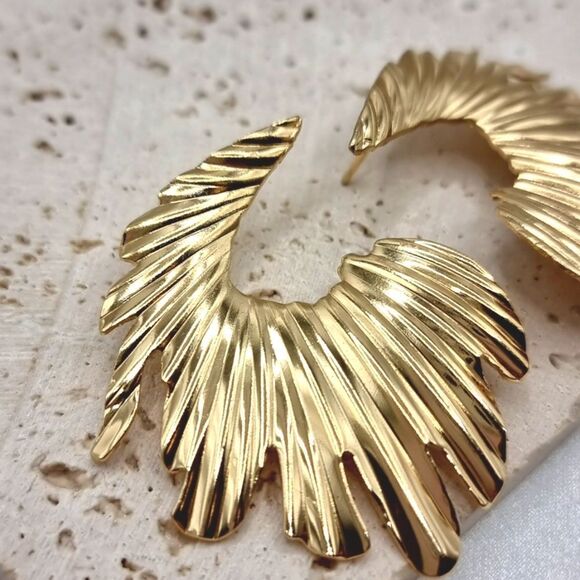 New ANTHRO Exaggerated leaf gold plated copper earrings. - Picture 4 of 7